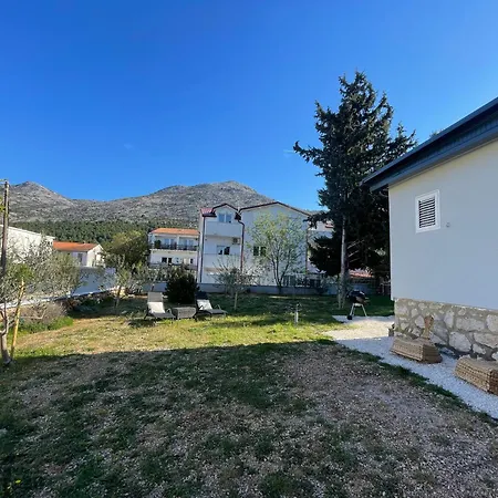 Lola - Large Outdoor Area