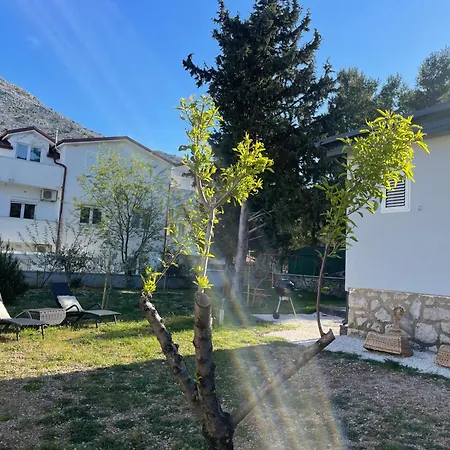 Lola - Large Outdoor Area Nyaraló