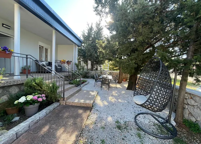 Lola - Large Outdoor Area Starigrad Paklenica