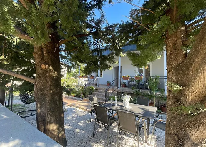 Lola - Large Outdoor Area