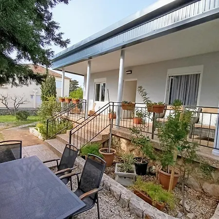 Lola - Large Outdoor Area Starigrad Paklenica