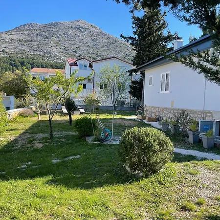 Lola - Large Outdoor Area Starigrad Paklenica