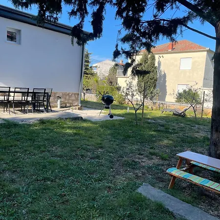 Lola - Large Outdoor Area