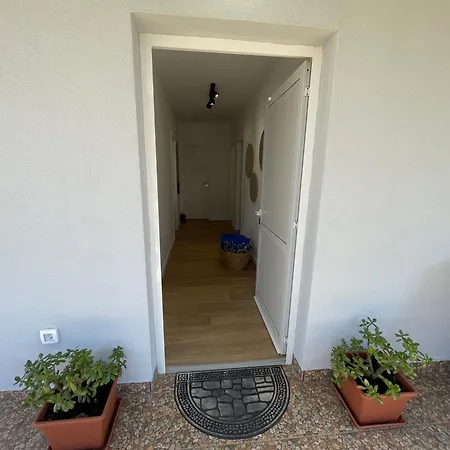 Lola - Large Outdoor Area בית נופש