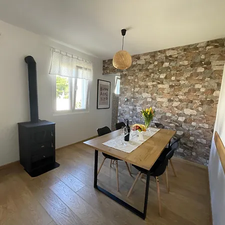 Lola - Large Outdoor Area *