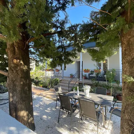 Lola - Large Outdoor Area