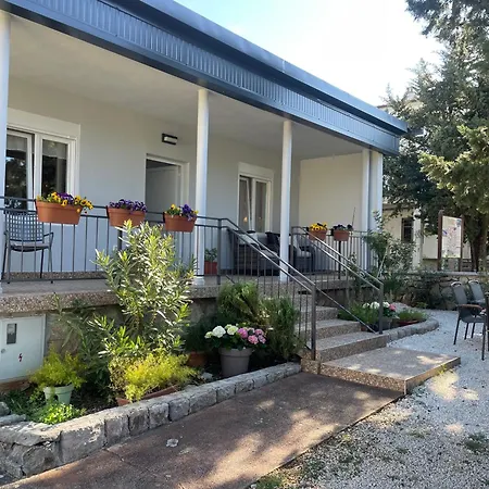 Lola - Large Outdoor Area * Starigrad Paklenica
