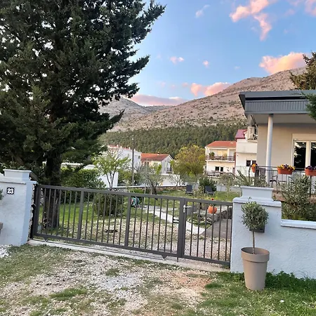 Lola - Large Outdoor Area * Starigrad Paklenica