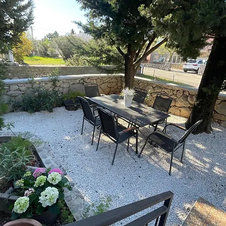 Lola - Large Outdoor Area