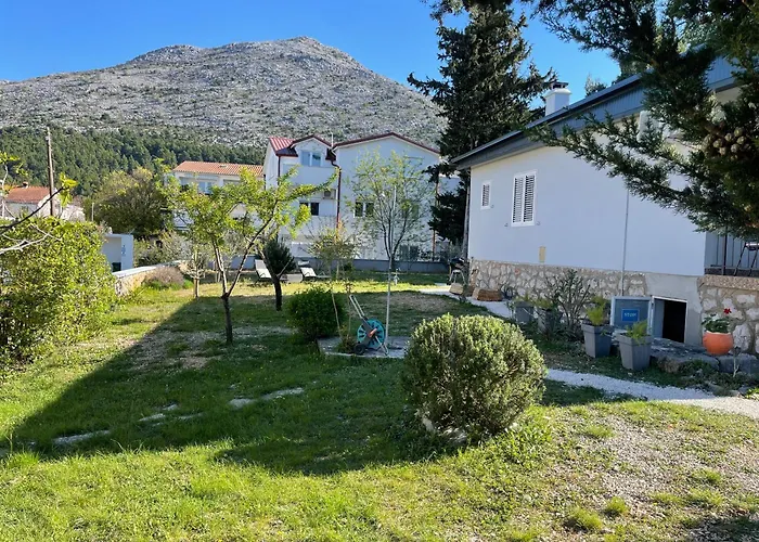 Lola - Large Outdoor Area Starigrad Paklenica