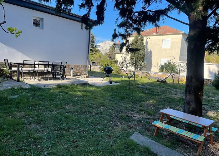 Lola - Large Outdoor Area
