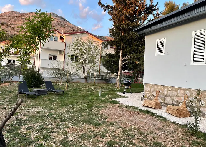 Lola - Large Outdoor Area Дом отдыха Стариград-Пакленица