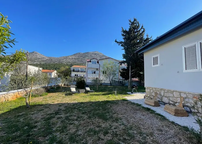 Lola - Large Outdoor Area