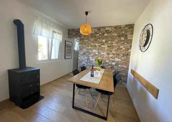 Lola - Large Outdoor Area *