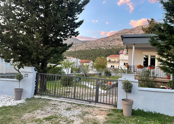 Lola - Large Outdoor Area * Starigrad Paklenica