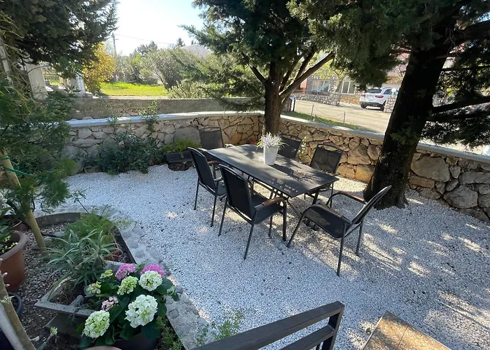 Lola - Large Outdoor Area