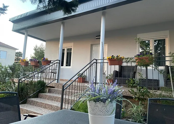 Lola - Large Outdoor Area * Starigrad Paklenica